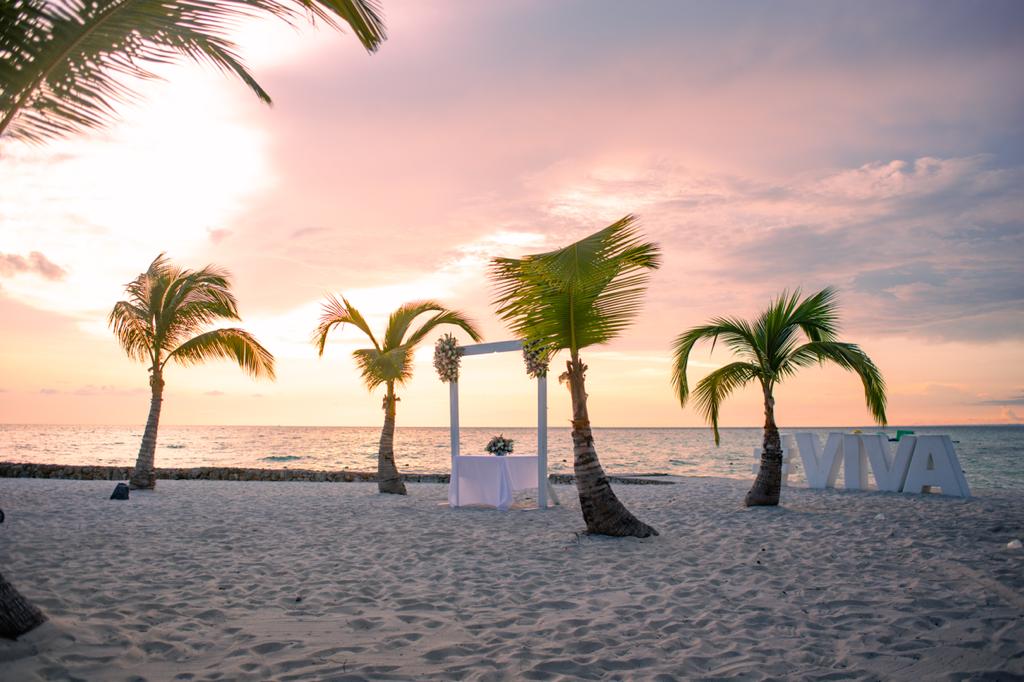 THE BEACH AT VIVA CAFÉ
