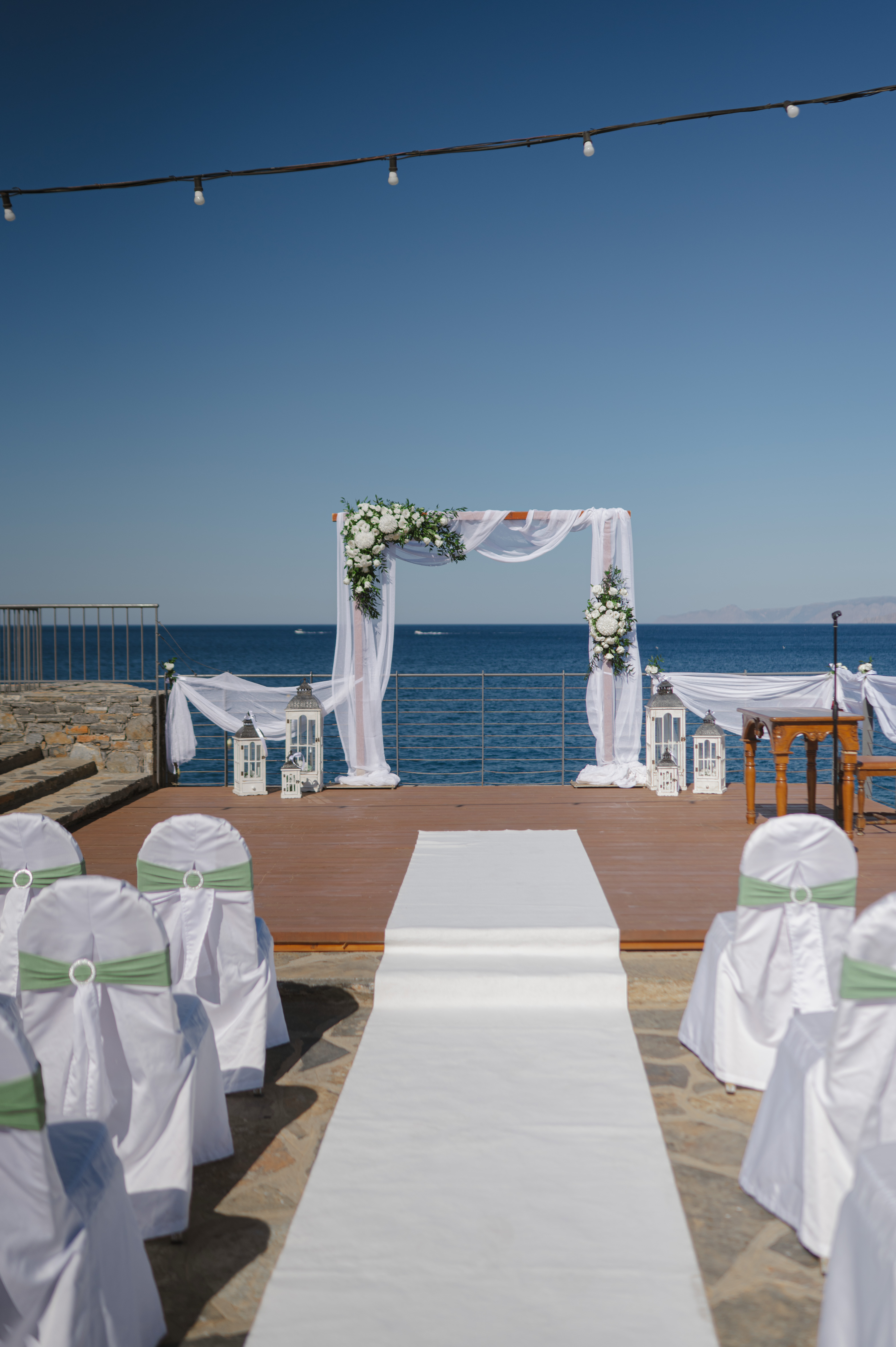 BEACHFRONT DECK